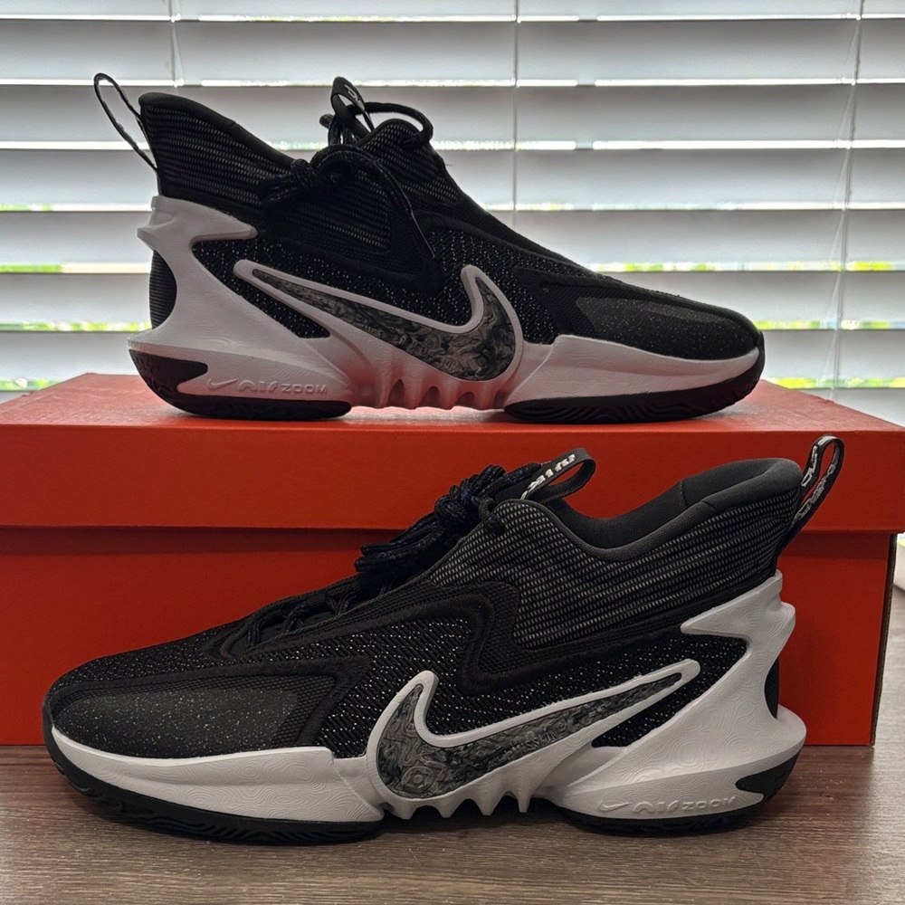 Nike Men’s Cosmic Unity 2 Sneaker in Black/white color